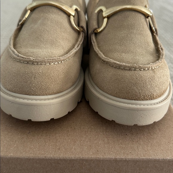 BNWT Immaculate Steve Madden Beige Suede Loafers with Gold Detail - Picture 6 of 8